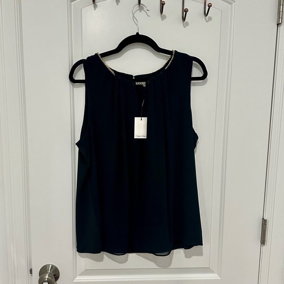 Calvin Klein Sleeveless Pleated Top with Chain (black with gold chain) XL - Picture 4 of 5